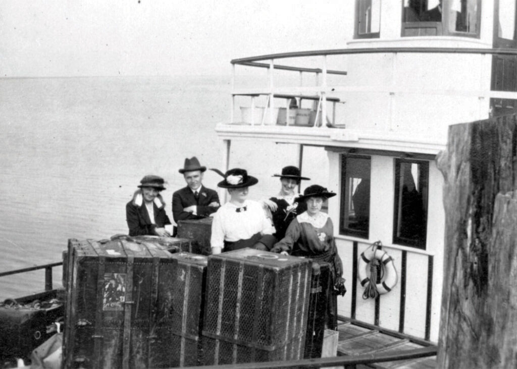 Club employeesarrive on JekyllIsland, circa 1910.